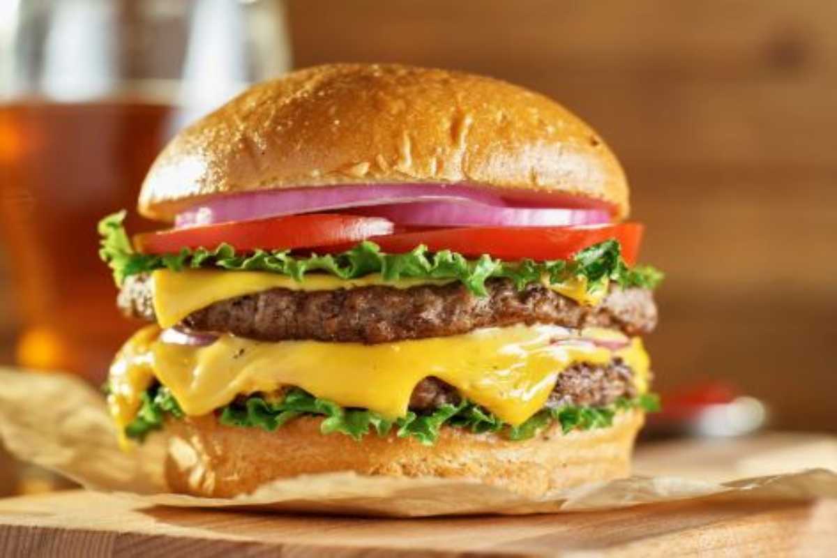 Golossimo cheeseburger americano: ecco la ricetta originale