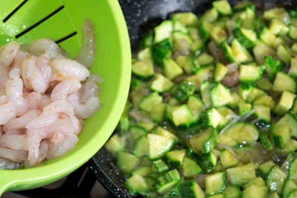 Come preparare l'insalata light di gamberi e zucchine