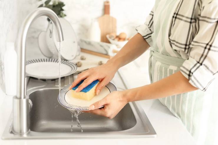 Semplici consigli per risparmiare acqua durante il lavaggio dei piatti